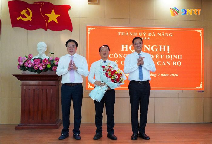Bí thư Thành ủy Lê Ngọc Quang và Phó Bí thư Thường trực Thành ủy Nguyễn Khắc Toàn tặng hoa Phó Bí thư Thành ủy Nguyễn Đình Vĩnh, nguyên Bí thư Đảng ủy Các cơ quan Đảng thành phố. Ảnh: VINH ANH