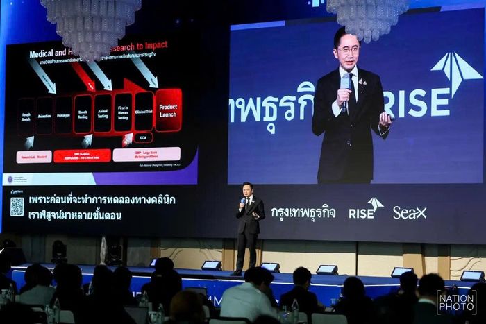 Phó Thủ tướng kiêm Bộ trưởng Bộ Giáo dục Đại học, khoa học, nghiên cứu và đổi mới sáng tạo Thái Lan Yodchanan Wongsawat phát biểu tại lễ khởi động khung Siam Silica vào đầu tuần này. Ảnh: Bangkokbiznews
