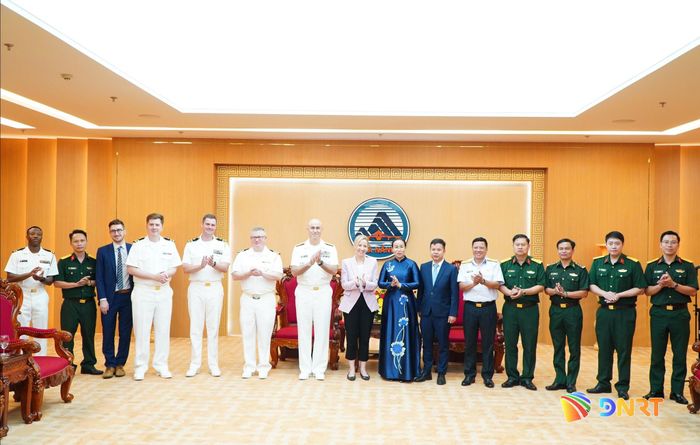 Lãnh đạo thành phố chụp hình cùng với đoàn công tác Hoa Kỳ và đại diện các cơ quan, đơn vị thành phố. Ảnh: TÂM ĐAN