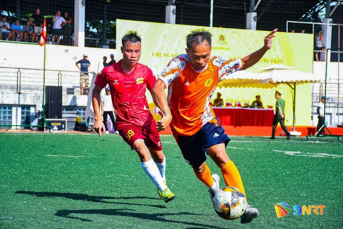 Tham gia thi đấu có 16 đội bóng đến từ công an các đơn vị, địa phương trên cả nước. Các đội được chia làm 4 bảng, thi đấu vòng tròn một lượt chọn đội có thành tích tốt vào tứ kết, bán kết. Trận chung kết tranh chức vô địch diễn ra ngày 5/8. Ảnh: BẢO LÂM