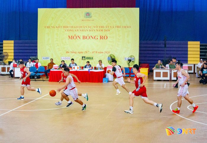 Trong ngày 30/7, môn bóng rổ bắt đầu khởi tranh tại Nhà thi đấu Đại học Đà Nẵng. Ảnh: BẢO LÂM
