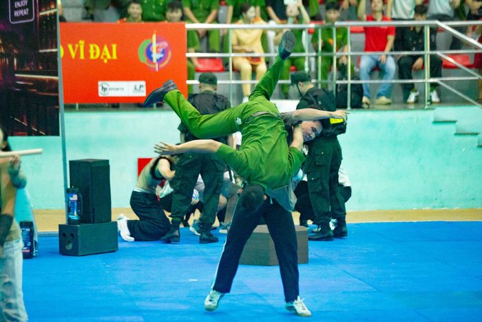 Lực lượng Công an Thành phố Hà Nội biểu diễn tình huống giả định bảo vệ an ninh trật tự tại một quán bar. Ảnh: BẢO LÂM