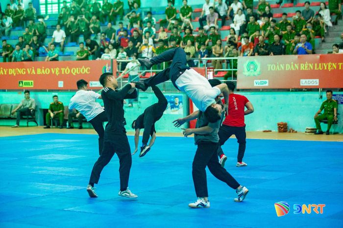 Phần thi võ thuật Công an nhân dân diễn ra với các nội dung: tình huống ứng dụng, chiến thuật, bài quyền 38 động tác và phân thế, vận động công phá, đối kháng gậy ngắn. Ảnh: BẢO LÂM