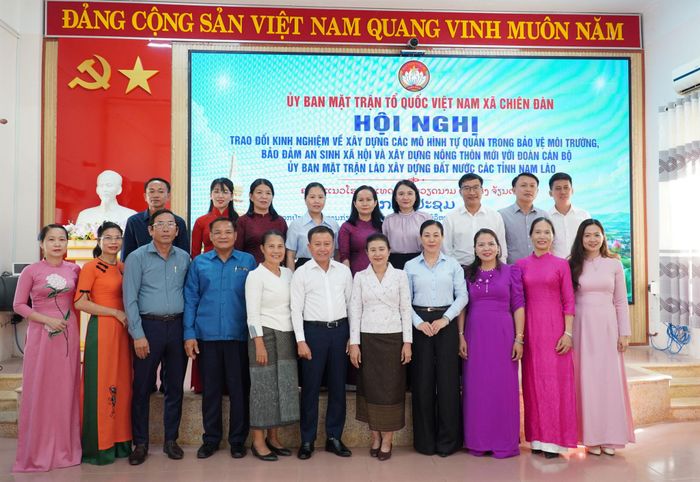 Các đại biểu chụp hình lưu niệm. Ảnh: N.ĐOAN