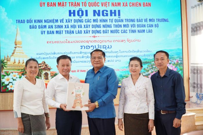 Đoàn cán bộ Ủy ban Mặt trận Lào xây dựng đất nước các tỉnh Nam Lào tặng quà lưu niệm cho lãnh đạo xã Chiên Đàn. Ảnh: N.ĐOAN