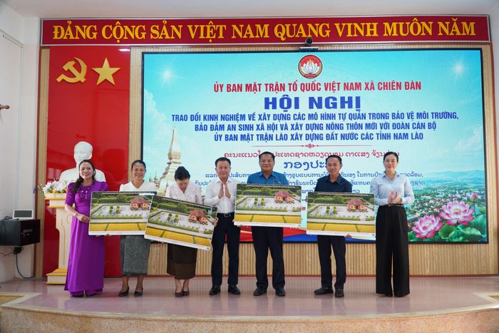 Lãnh đạo xã Chiên Đà, Ủy ban MTTQ Việt Nam thành phố tặng quà lưu niệm cán bộ Ủy ban Mặt trận Lào xây dựng đất nước các tỉnh Nam Lào. Ảnh: N.ĐOAN