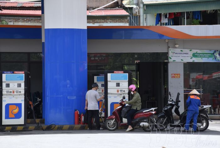 Để đảm bảo nguồn cung trong mùa mưa lũ, Công ty TNHH MTV Petrolimex Điện Biên chủ động dự trữ nguồn hàng, sẵn sàng điều phối giữa các cửa hàng khi cần thiết.