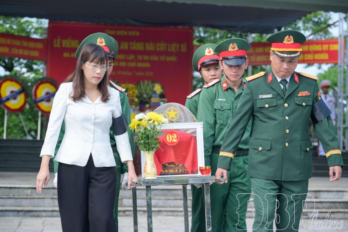 Phó Chủ tịch Thường trực HĐND tỉnh Cao Thị Tuyết Lan và Đại tá Nguyễn Văn Chính, Trưởng phòng Chính sách Quân khu 2 thực hiện lễ di quan.