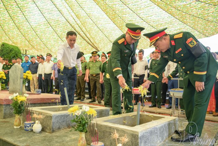 Các đại biểu thành kính tiễn đưa các liệt sĩ về nơi an nghỉ.