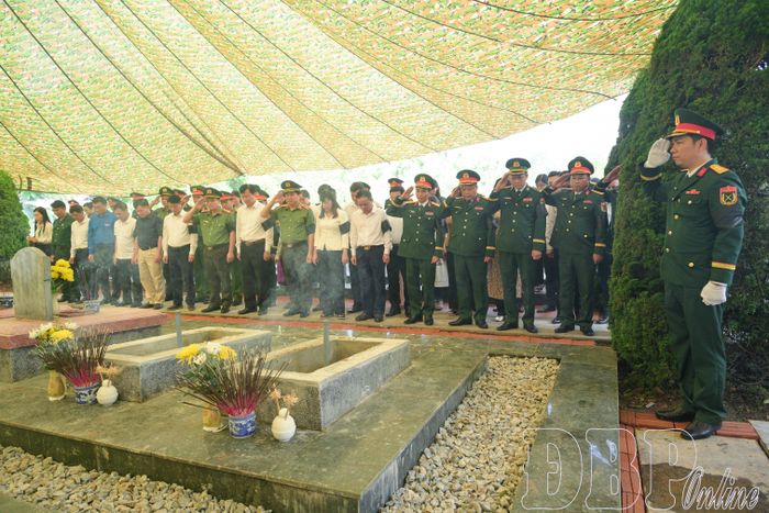 Các đại biểu dành phút mặc niệm tưởng nhớ công ơn các liệt sĩ.