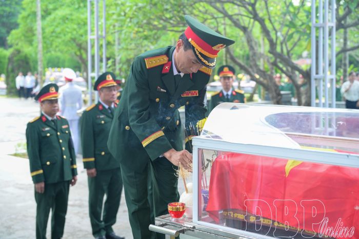 Đại biểu dâng hương, viếng các liệt sĩ.