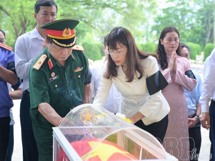Phó Chủ tịch Thường trực HĐND tỉnh Cao Thị Tuyết Lan dâng hương viếng các liệt sĩ.