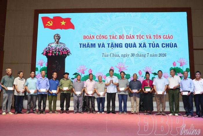 Thứ trưởng Bộ Dân tộc và Tôn giáo Y Vinh Tơr trao quà cho người có uy tín trên địa bàn xã Tủa Chùa.