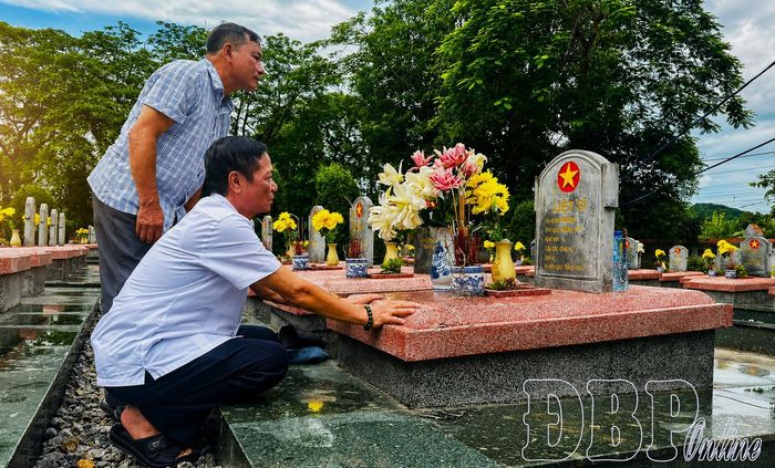 Hơn 20 năm qua, gia đình ông Nguyễn Thao Hùng không ngừng tìm kiếm thông tin về liệt sĩ Nguyễn Viết Nhượng tại các nghĩa trang liệt sĩ ở tỉnh Điện Biên.