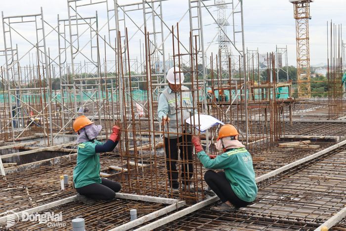 Thi công xây dựng nhà ở xã hội trên địa bàn phường Long Thành. Ảnh: Hoàng Lộc