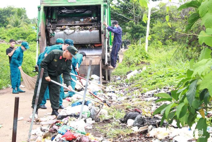 Chiến sĩ các đơn vị lực lượng vũ trang trên địa bàn thành phố thu gom, xử lý “điểm đen” rác thải tại phường Bình Long.
