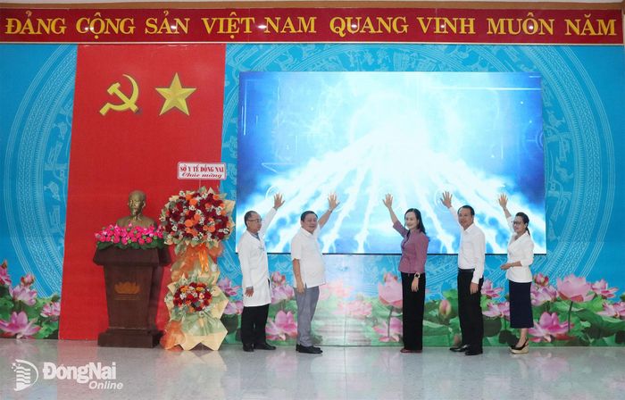 Ủy viên Ban Thường vụ Thành ủy, Bí thư Đảng ủy, Chủ tịch HĐND phường Bình Phước Giang Thị Phương Hạnh và lãnh đạo phường thực hiện nghi thức nhấn nút phát động chương trình. Ảnh: Quang Minh