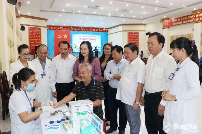 Lãnh đạo phường Bình Phước thăm, động viên các y, bác sĩ thực hiện công tác khám bệnh sau lễ phát động. Ảnh: Quang Minh