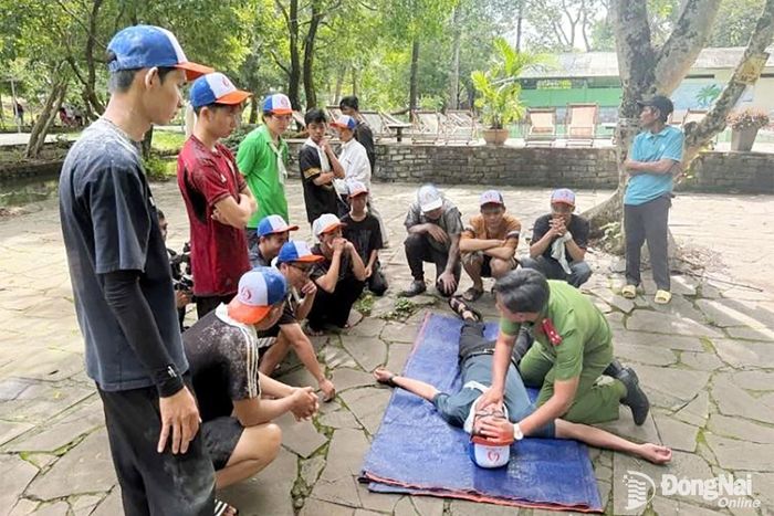 Lực lượng PCCC và CNCH hướng dẫn kỹ năng sơ cứu người bị đuối nước