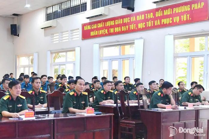 Thủ trưởng Bộ Chỉ huy Quân sự thành phố Đồng Nai và các đại biểu dự lễ bế giảng. Ảnh: Minh Tiến
