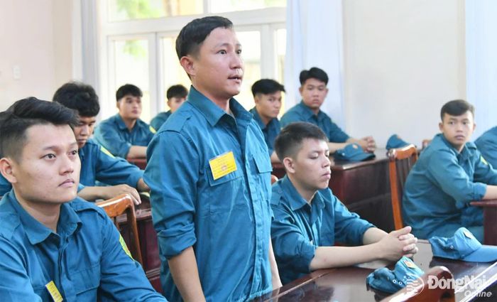 Đại diện dân quân thường trực phát biểu ý kiến tại lễ bế giảng. Ảnh: Minh Tiến