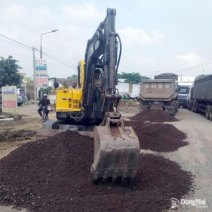 Xã Long Phước tiến hành sửa chữa tạm các vị trí hư hỏng, xuống cấp nặng trên tuyến đường Bàu Cạn đoạn từ quốc lộ 51 đến cầu vượt cao tốc Biên Hòa - Vũng Tàu. Ảnh: ĐPCC