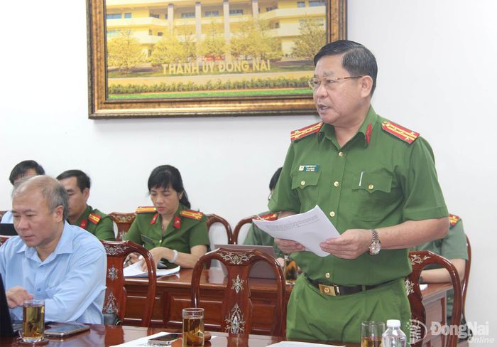 Đại tá Lâm Văn Long, Phó Giám đốc Công an thành phố báo cáo tại hội nghị. Ảnh: Trần Danh