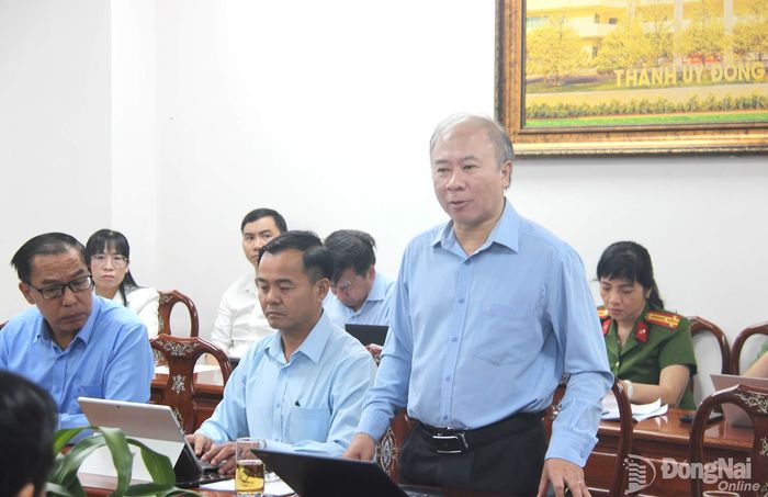 Phó Giám đốc Sở Khoa học và Công nghệ Nguyễn Minh Quang báo cáo tại hội nghị. Ảnh: Trần Danh