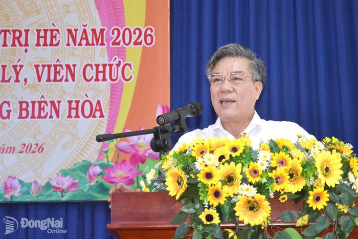 Ủy viên Ban Thường vụ Thành ủy, Trưởng ban Tuyên giáo và Dân vận Thành ủy Đồng Nai Dương Minh Dũng truyền đạt các chuyên đề tại hội nghị. Ảnh: Phương Hằng