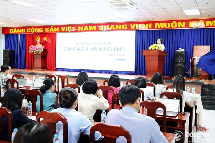 Báo cáo viên trình bày nội dung tập huấn tại hội nghị. Ảnh: Hồ Thảo