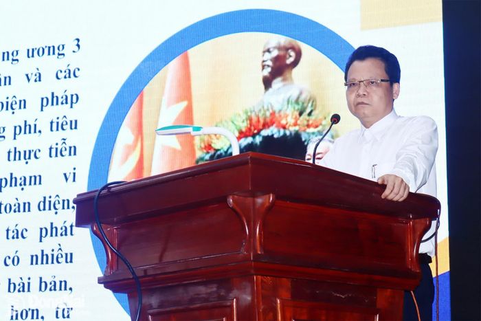 Tiến sĩ Trịnh Thăng Quyết, Phó Vụ trưởng Vụ Địa phương III, Ban Nội chính Trung ương triển khai Nghị quyết số 29 tại hội nghị. Ảnh: Hoàng Lộc