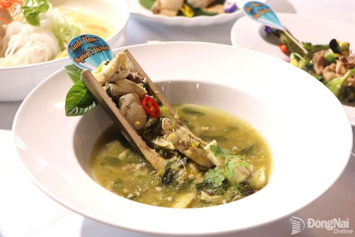 Các món thịt bò xào lá nhíp và canh thục của đồng bào S'tiêng khu vực phía Bắc Đồng Nai. Ảnh: Ngọc Liên