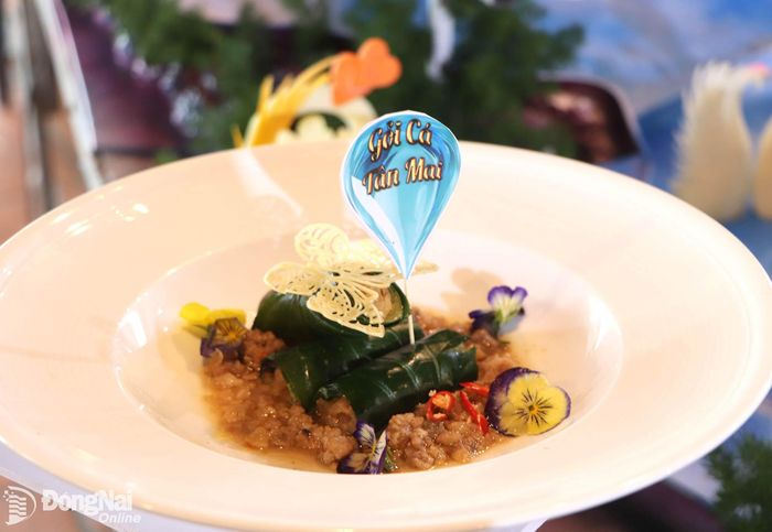 Món bánh quai vạc Biên Hòa và gỏi cá Tân Mai nổi tiếng khu vực Biên Hòa xưa (nay là phường Trấn Biên, Tam Hiệp). Ảnh: Ngọc Liên