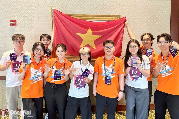 Đỗ Lê Tuấn Kiệt (bìa phải) cùng các thí sinh khác của Việt Nam tham dự cuộc thi. Ảnh: Đại Dương