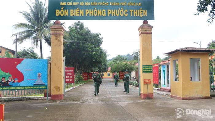 Ngay từ sáng sớm, công tác chuẩn bị cho một đợt tuần tra dài ngày của cán bộ, chiến sĩ Đồn biên phòng Phước Thiện được thực hiện bài bản, khoa học và chặt chẽ. Trong ảnh: Cán bộ, chiến sĩ Đồn biên phòng Phước Thiện chuẩn bị lên đường tuần tra. Ảnh: Vũ Thuyên