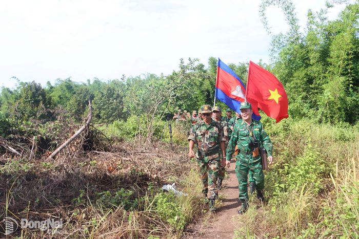 Để xây dựng đường biên giới hòa bình, ổn định và phát triển, công tác đối ngoại biên phòng đóng vai trò rất quan trọng với nhiều hoạt động ý nghĩa, trong đó có công tác tuần tra song phương giữa lực lượng bảo vệ biên giới Việt Nam và Campuchia. Mỗi bước chân không chỉ thể hiện quyết tâm bảo vệ chủ quyền lãnh thổ của mỗi quốc gia, mà còn là minh chứng cho sự phối hợp chặt chẽ, tin cậy và trách nhiệm. Trong ảnh: Cán bộ, chiến sĩ Đồn biên phòng cửa khẩu Hoàng Diệu và lực lượng biên phòng Campuchia tuần tra song phương. Ảnh: Vũ Thuyên
