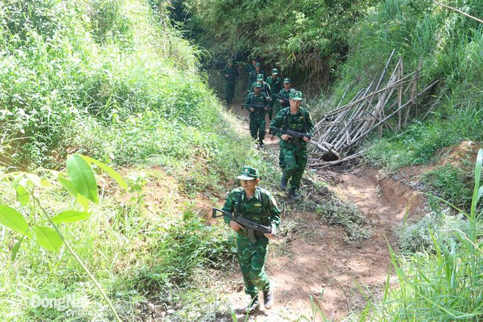 Những con đường mòn tuần tra len lỏi giữa rừng già, hay những triền dốc dựng đứng, đoạn đường lầy lội sau cơn mưa khiến từng bước chân trở nên nặng trĩu. Thế nhưng, phía sau những giọt mồ hôi ấy là ý chí kiên cường, là tinh thần trách nhiệm đối với từng tấc đất thiêng liêng của Tổ quốc. Trong ảnh: Cán bộ, chiến sĩ Đồn biên phòng cửa khẩu Hoàng Diệu trên đường tuần tra. Ảnh: Vũ Thuyên