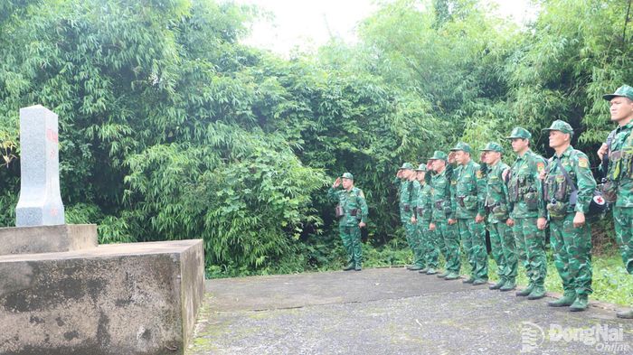 Sau hành trình tuần tra đến cột mốc, nghi thức chào cột mốc nơi biên cương gợi lên niềm xúc động và tự hào. Đứng trước cột mốc chủ quyền giữa núi rừng bao la, mỗi cán bộ, chiến sĩ đều thể hiện sự trang nghiêm và lòng tôn kính đối với biểu tượng thiêng liêng của Tổ quốc. Trong ảnh: Cán bộ, chiến sĩ Đồn biên phòng Phước Thiện thực hiện nghi thức chào cột mốc. Ảnh: Vũ Thuyên
