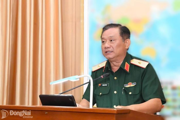 Thiếu tướng Trần Chí Tâm, Ủy viên Thường vụ Đảng ủy, Phó Chính ủy Quân khu 7, Trưởng ban Chỉ đạo về Tìm kiếm, quy tập và xác định danh tính hài cốt liệt sĩ Quân khu 7 kết luận hội nghị. Ảnh: Cường Hoàng