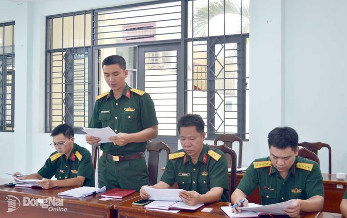 Đảng viên của chi bộ báo cáo tự kiểm điểm việc học tập và làm theo tư tưởng, đạo đức, phong cách Hồ Chí Minh. Ảnh: Phương Hằng