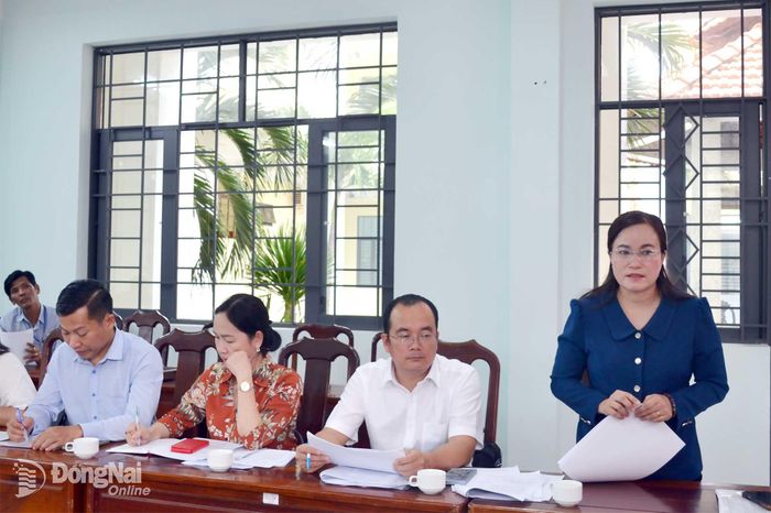 Thành ủy viên, Phó Trưởng ban Thường trực Ban Tuyên giáo và Dân vận Thành ủy Nguyễn Thị Hồng Trang trao đổi một số ý kiến với chi bộ. Ảnh: Phương Hằng