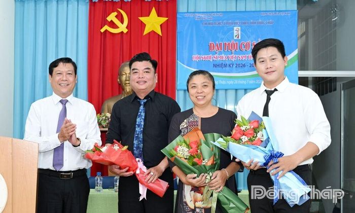Đồng chí Võ Văn Chiến, Phó Giám đốc Sở Văn hóa, Thể thao và Du lịch tặng hoa chúc mừng Ban Chấp hành Chi hội Nghệ sĩ Múa Việt Nam tỉnh Đồng Tháp nhiệm kỳ mới.