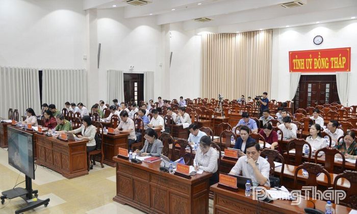 Đại biểu tham dự hội nghị tại điểm cầu Hội trường Tỉnh ủy.