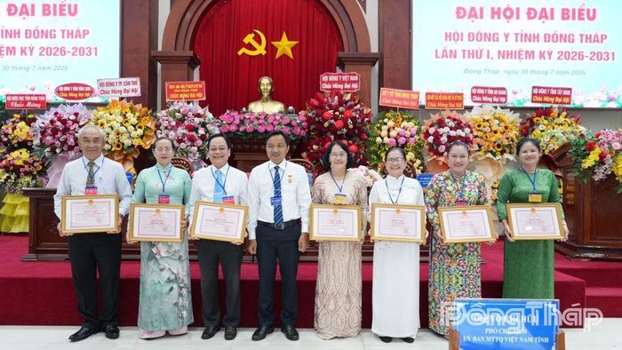 Đồng chí Võ Chí Hữu, Phó Chủ tịch Ủy ban Mặt trận Tổ quốc Việt Nam tỉnh Đồng Tháp trao Bằng khen của UBND tỉnh Đồng Tháp cho 3 tập thể và 4 cá nhân.
