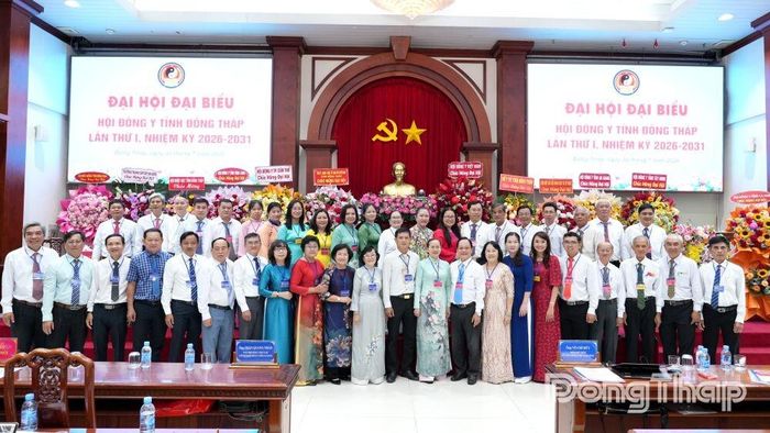 Ban Chấp hành nhiệm kỳ mới và các đại biểu dự Đại hội chụp ảnh lưu niệm.