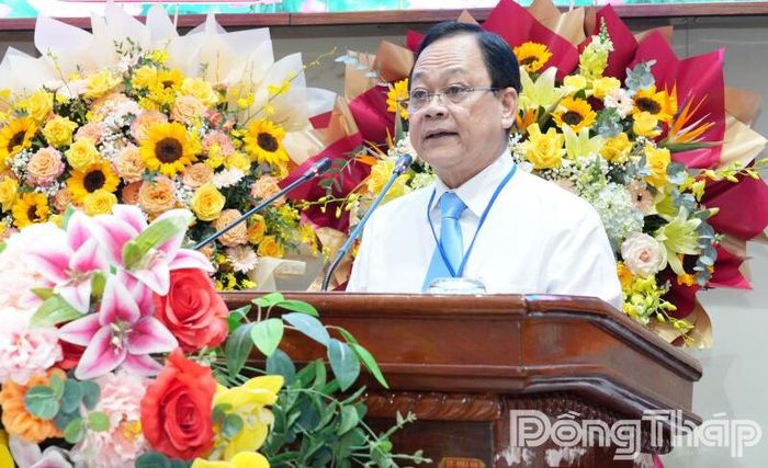 Bác sĩ chuyên khoa 2 Nguyễn Thanh Linh, Phó Giám đốc Sở Y tế, Chủ tịch Hội Đông y tỉnh Đồng Tháp phát biểu thông qua Nghị quyết của Đại hội.