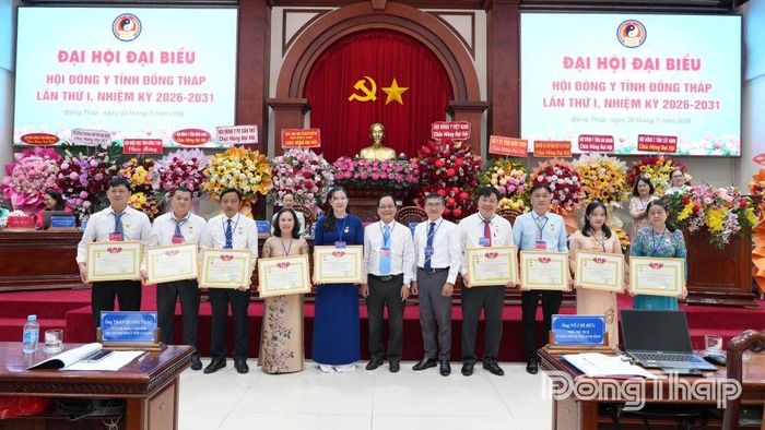 Đồng chí Trần Quang Thảo (thứ 5 từ phải sang), Ủy viên Thường vụ Hội Đông y Việt Nam và Bác sĩ chuyên khoa 2 Nguyễn Thanh Linh trao Kỷ niệm chương cho các cá nhân.