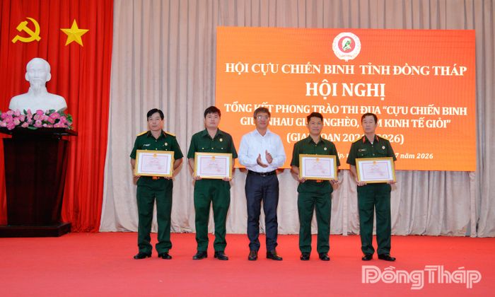 Đồng chí Phạm Minh Châu, Phó Chủ tịch Ủy ban Mặt trận Tổ quốc Việt Nam tỉnh Đồng Tháp trao Bằng khen của Chủ tịch UBND tỉnh cho các tập thể.