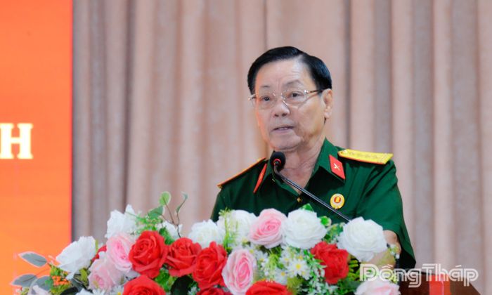 Đại tá Phan Hùng Mãnh, Phó Chủ tịch Ủy ban Mặt trận Tổ quốc Việt Nam tỉnh, Chủ tịch Hội CCB tỉnh phát biểu tại hội nghị.