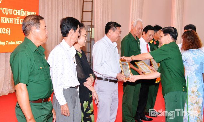 Đại tá Phan Hùng Mãnh, Phó Chủ tịch Ủy ban Mặt trận Tổ quốc Việt Nam tỉnh, Chủ tịch Hội Cựu chiến binh tỉnh thừa ủy quyền của Trung ương Hội Cựu chiến binh Việt Nam trao Bằng khen và công nhận danh hiệu “Hội viên Cựu Chiến binh sản xuất, kinh doanh giỏi” cấp Trung ương năm 2025.